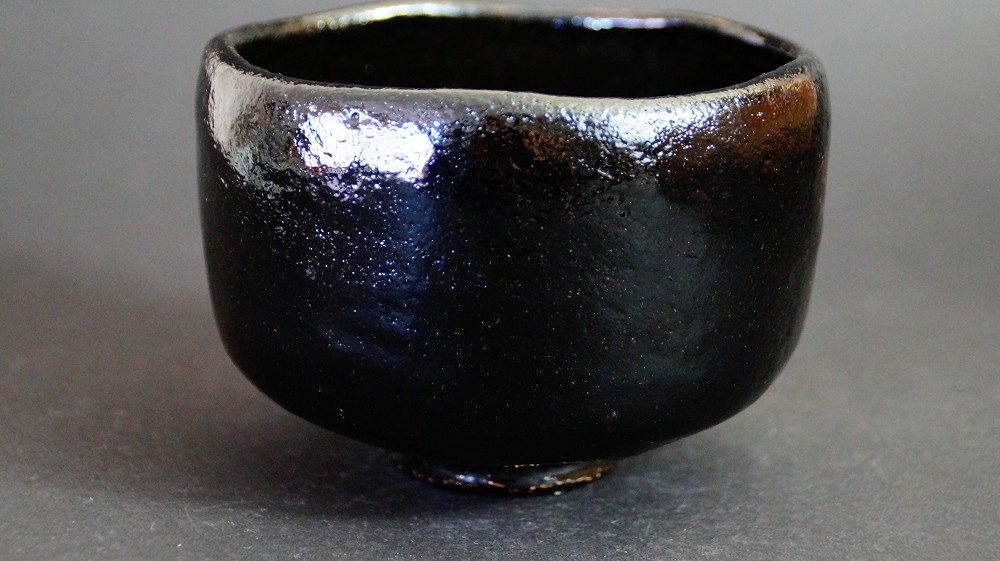 Chawan Teeschale aus Raku-Keramik von Ono Kyuko Frontalansicht
