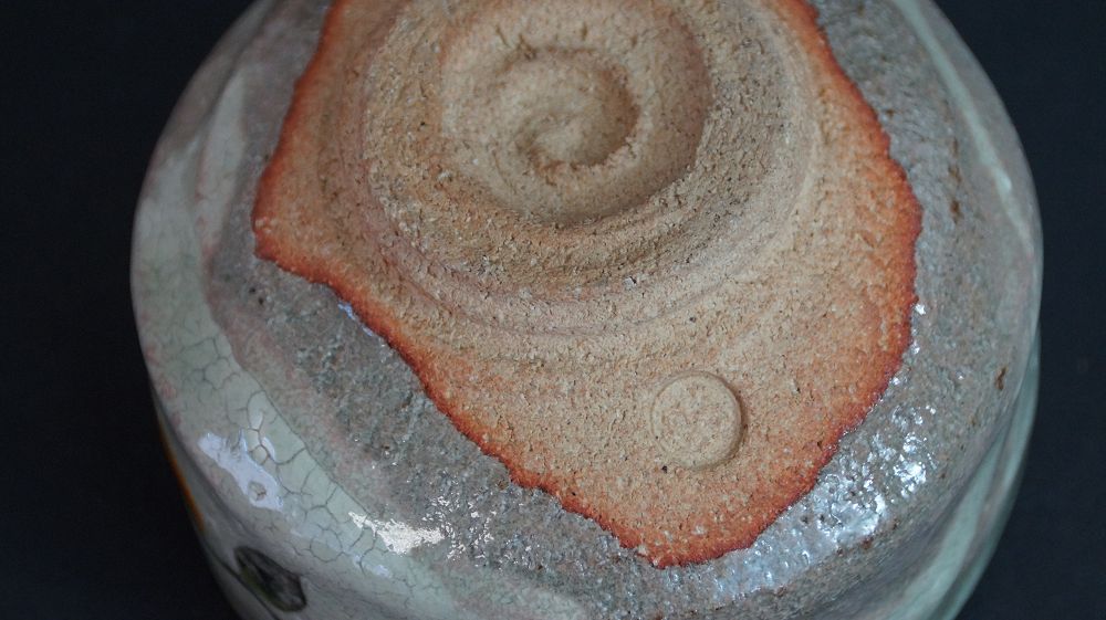 Detailansicht des Standfusses mit eingepraegtem Kuenstlersiegel der Chawan aus Kyoto-Keramik