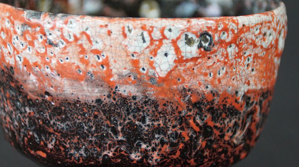 Nahaufnahme des gesprenkelten Randes der Chawan Teeschale aus Raku-Keramik