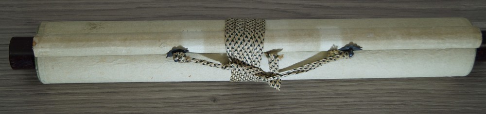 Kakemono Springender Koi Zusammengerollt