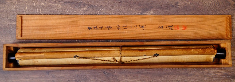 Primer plano de la firma y el sello rojo de Otsuka Shunrei en el kakemono