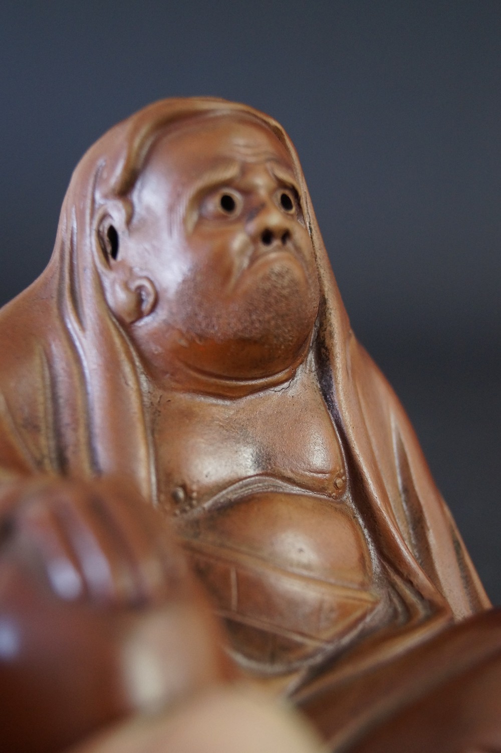 Figura de Bodhidharma primer plano del rostro 2