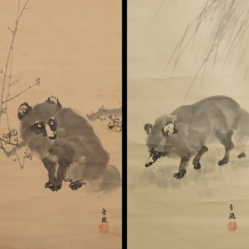 Beide Gemälde mit Tanuki unter Pflaumenzweig und Weide nebeneinander, ohne Rahmung