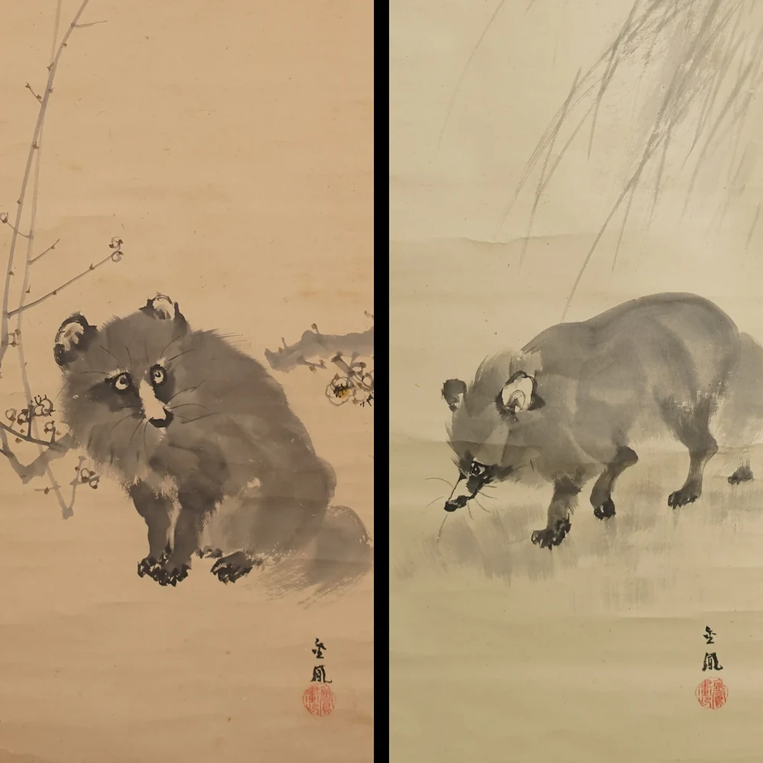 Beide Gemälde mit Tanuki unter Pflaumenzweig und Weide nebeneinander, ohne Rahmung