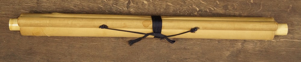 Kraehen Kakemono zusammengerollt