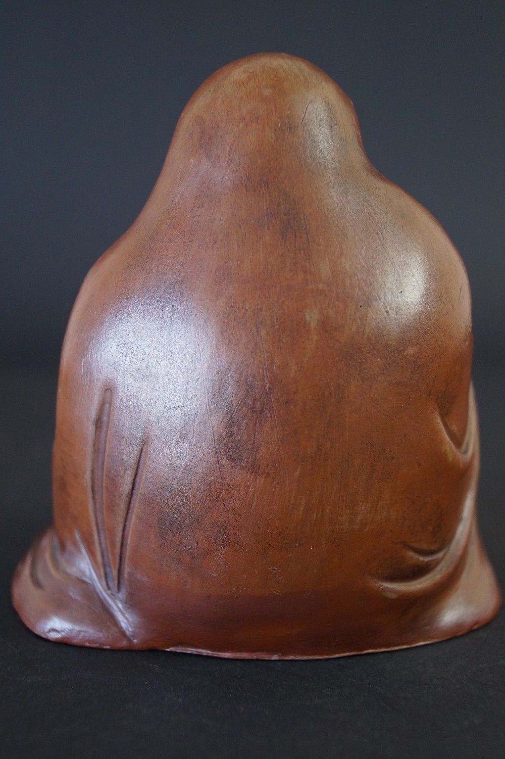 Figura de Bodhidharma vista posterior
