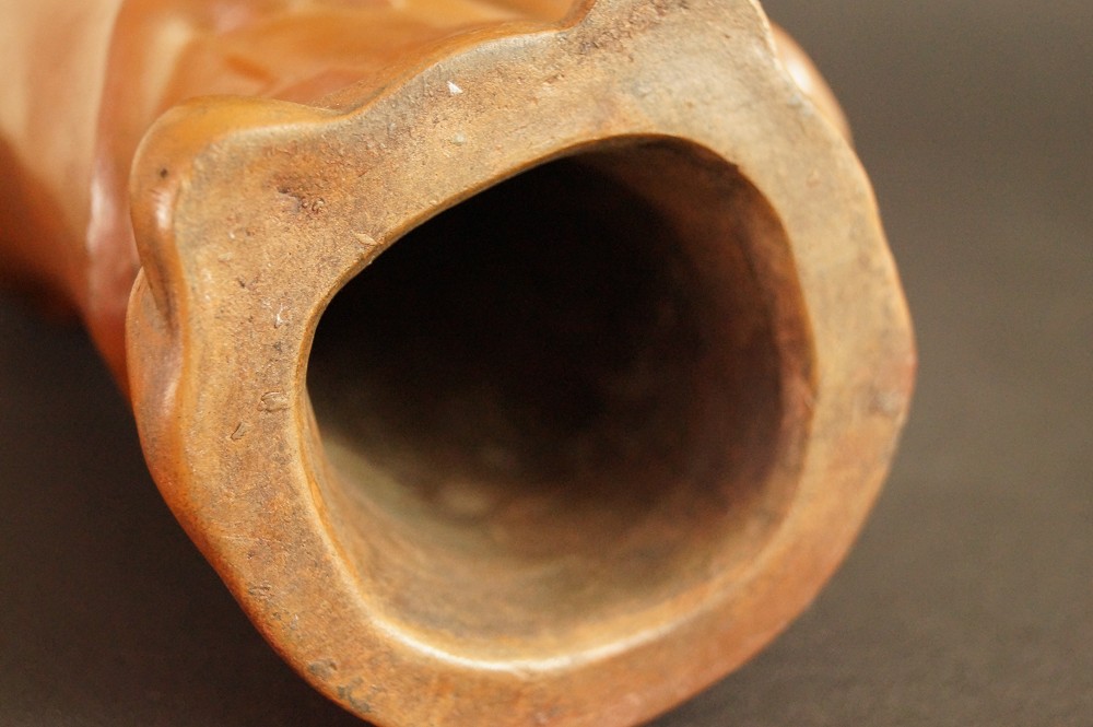 Bodhidharma Daruma Figur aus Bizen Keramik Boden Nahaufnahme