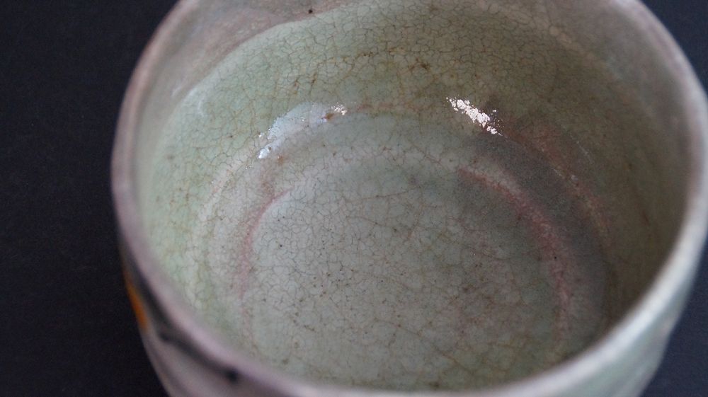 Nahaufnahme der craquelierten Innenglasur der Chawan aus Kyoto-Keramik