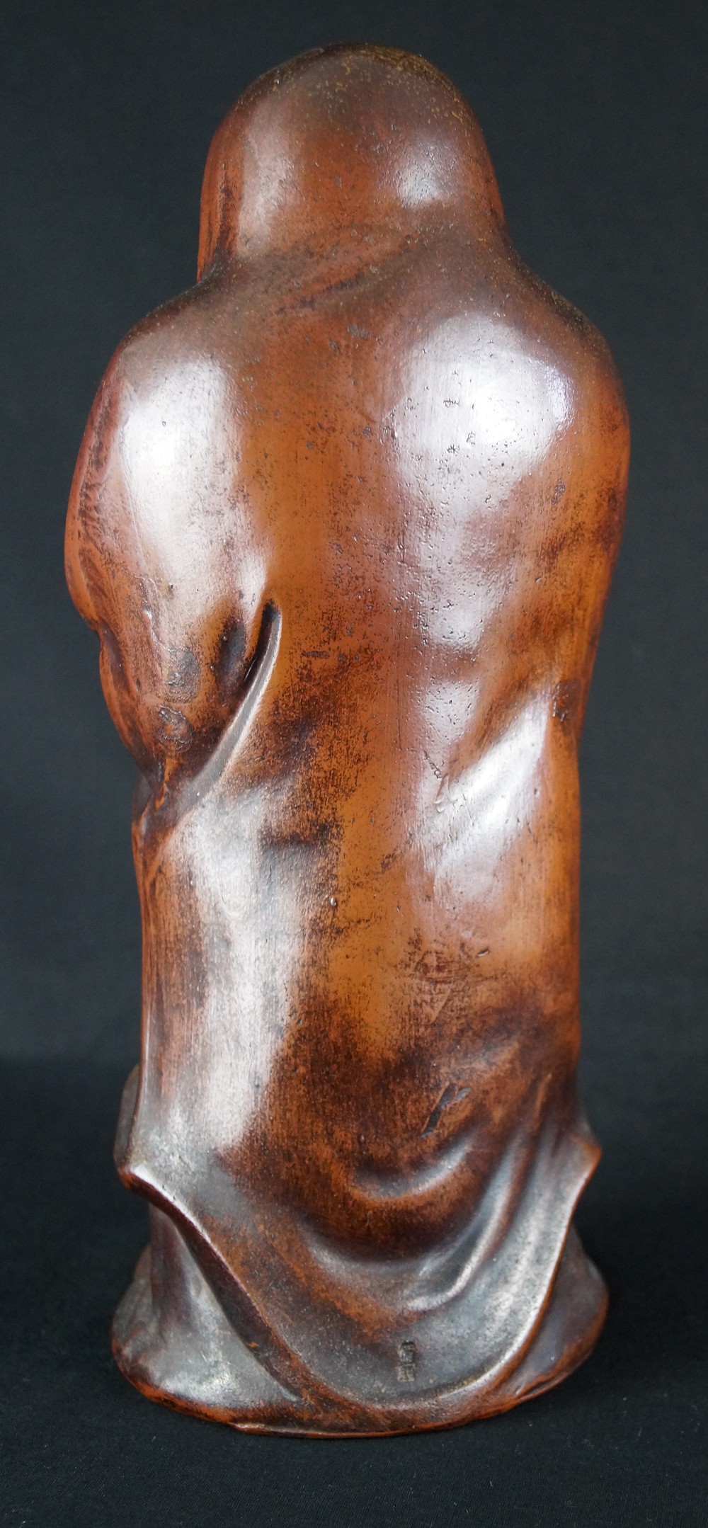 Bodhidharma Daruma weit geoeffnete Augen Bizen Keramik Rueckansicht