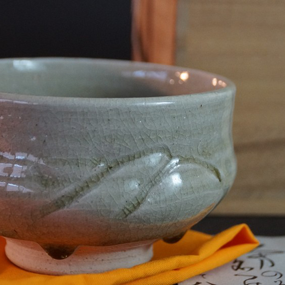 Chawan aus Seto-Keramik mit craquelierter Glasur und eingeritztem Linienmuster