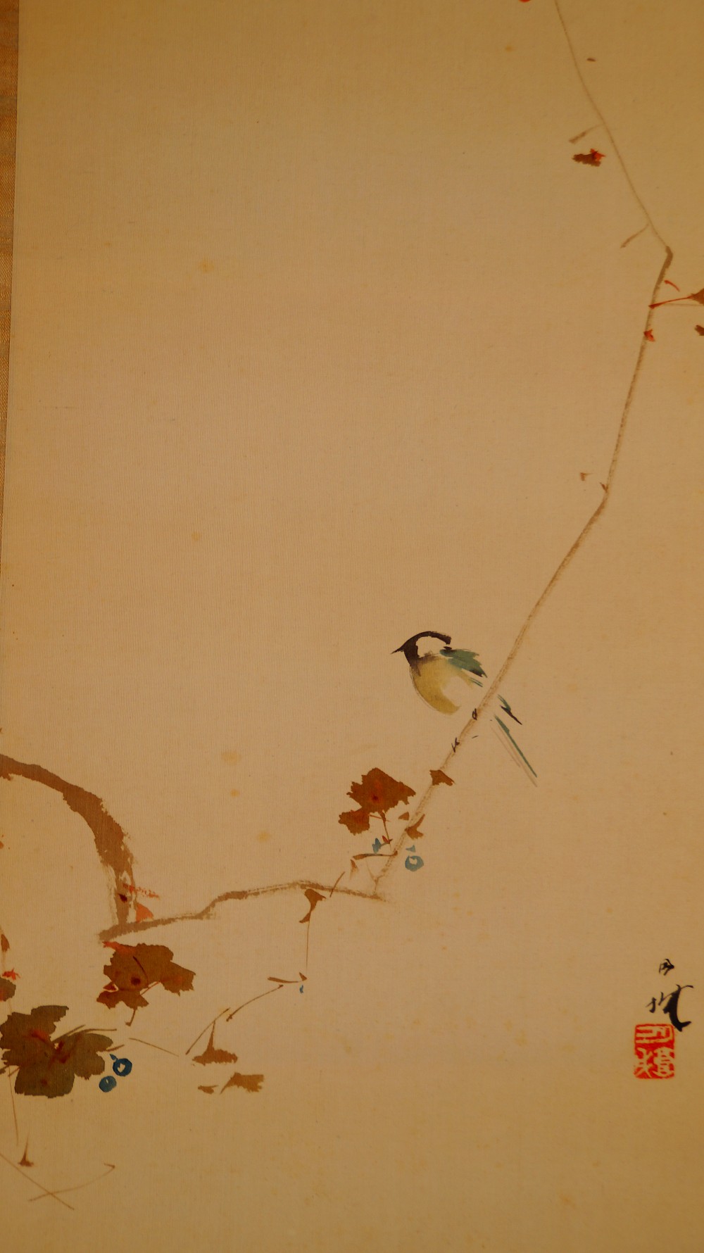 Dritte Gesamtaufnahme des Singvogels auf dem Rebzweig im Kakemono von Mori Getsujo mit Kuenstlersignatur und rotem Siegel