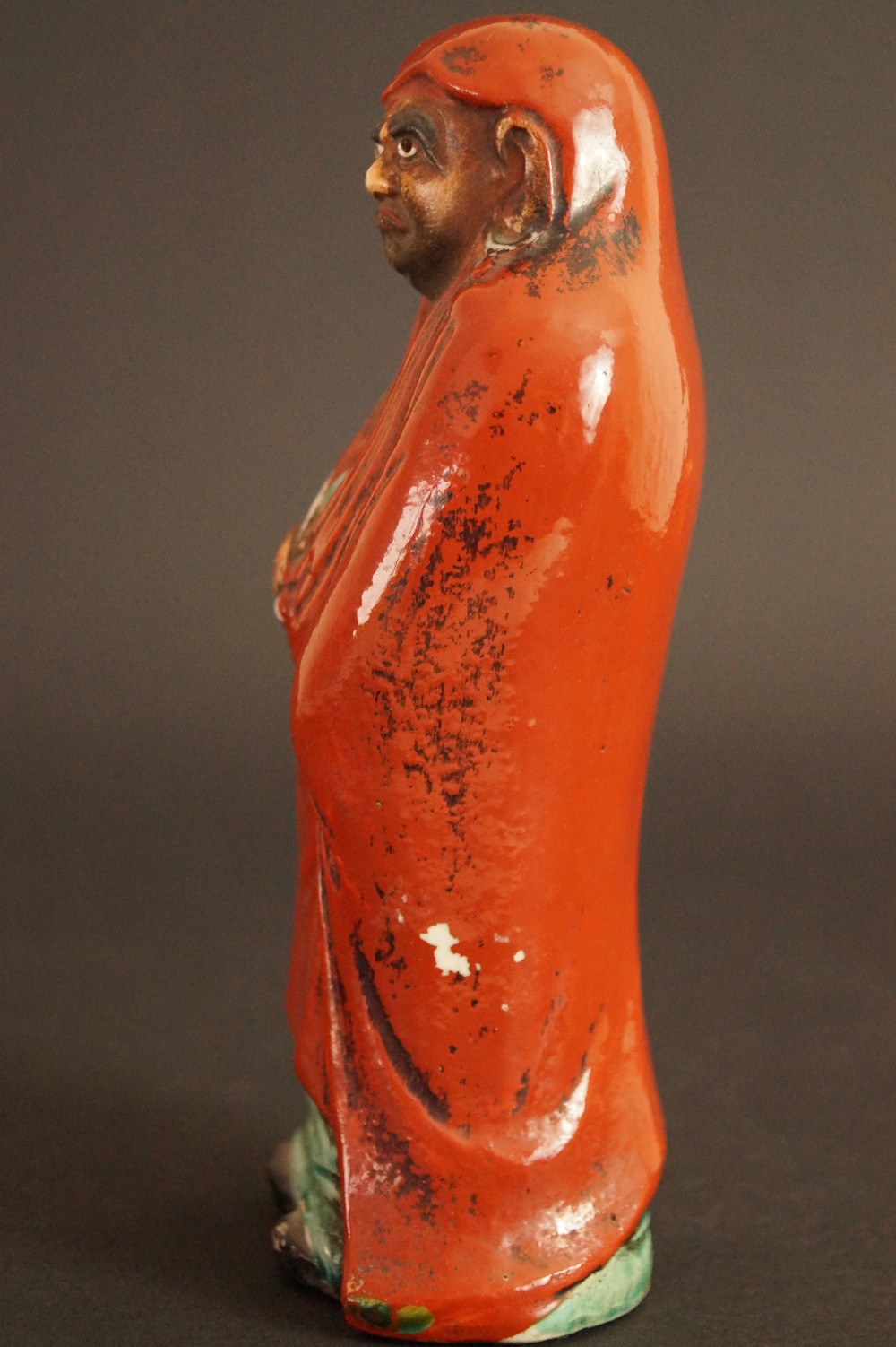 Bodhidharma Daruma Figur aus rotem Kutani-Porzellan Seitenansicht von der gegenueberliegenden Seite Seitenansicht 2