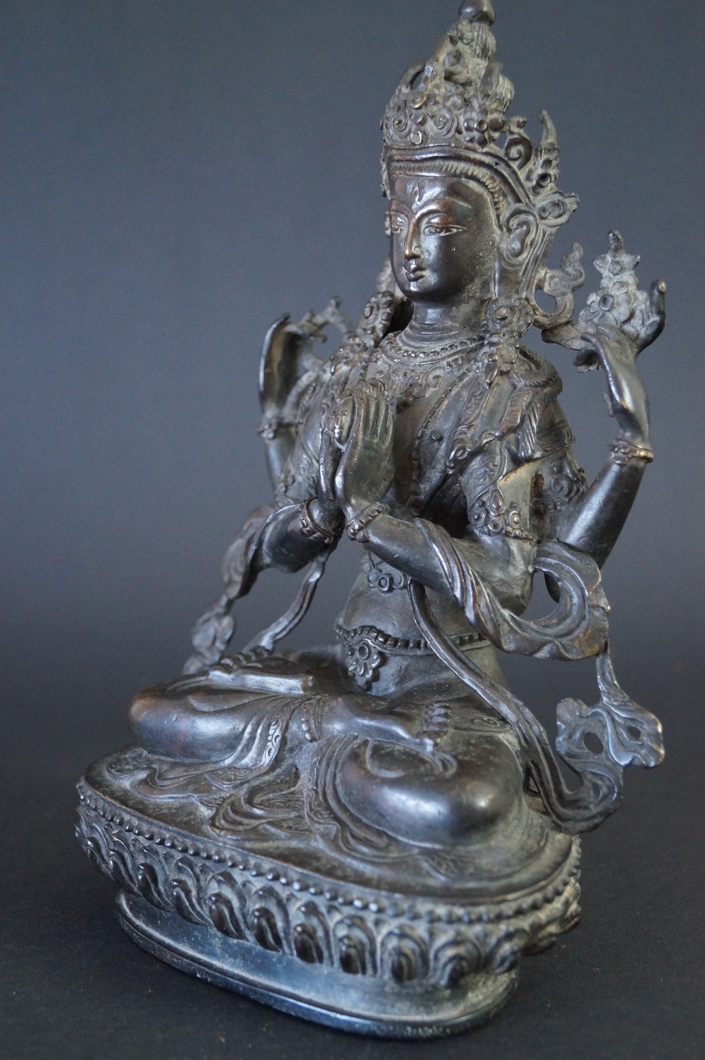Nepalesische Buddhafigur aus Bronze Seitenansicht 1
