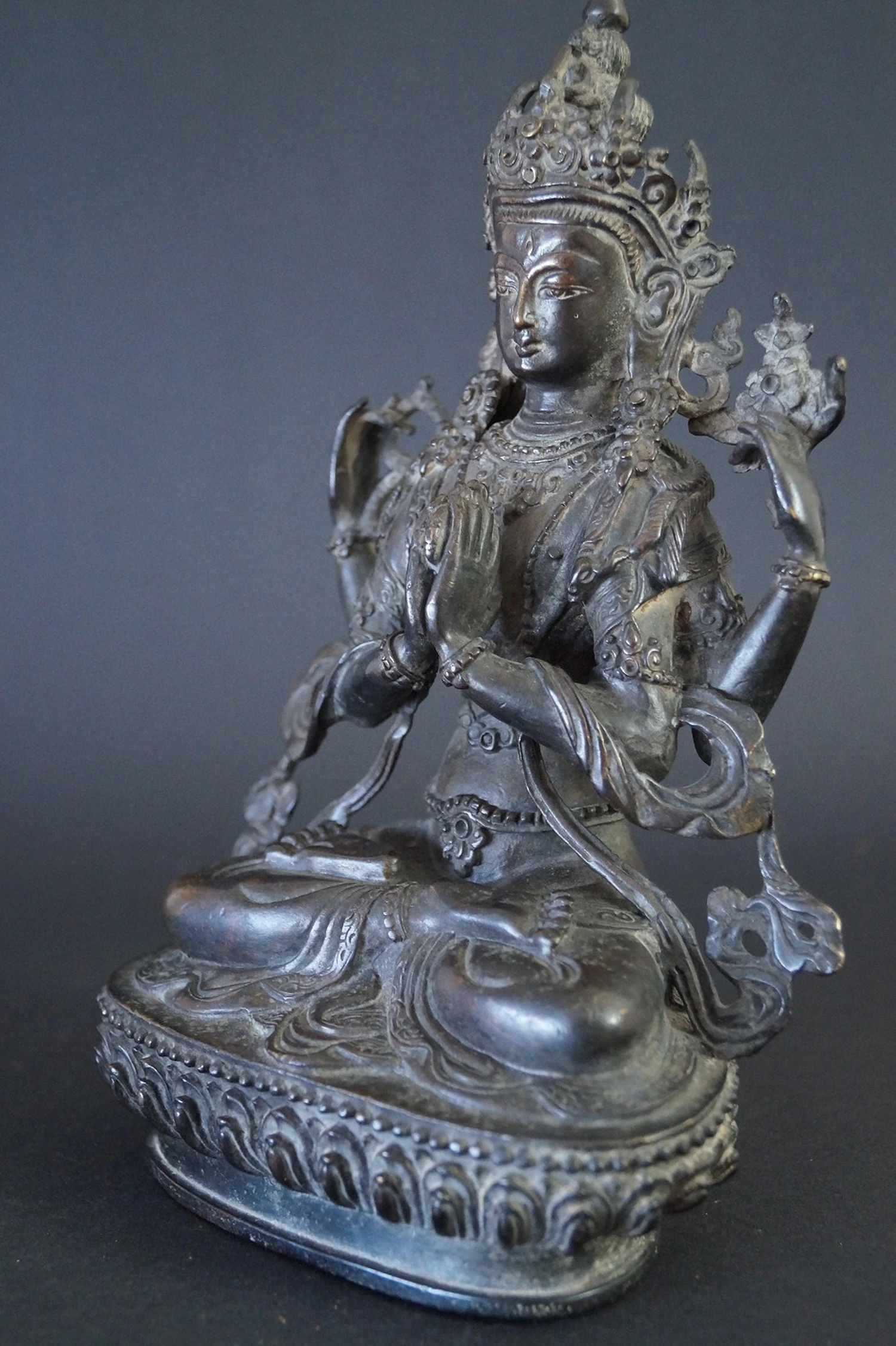 Vierarmiger Bodhisattva Chenrezig aus Bronze Seitenansicht 1