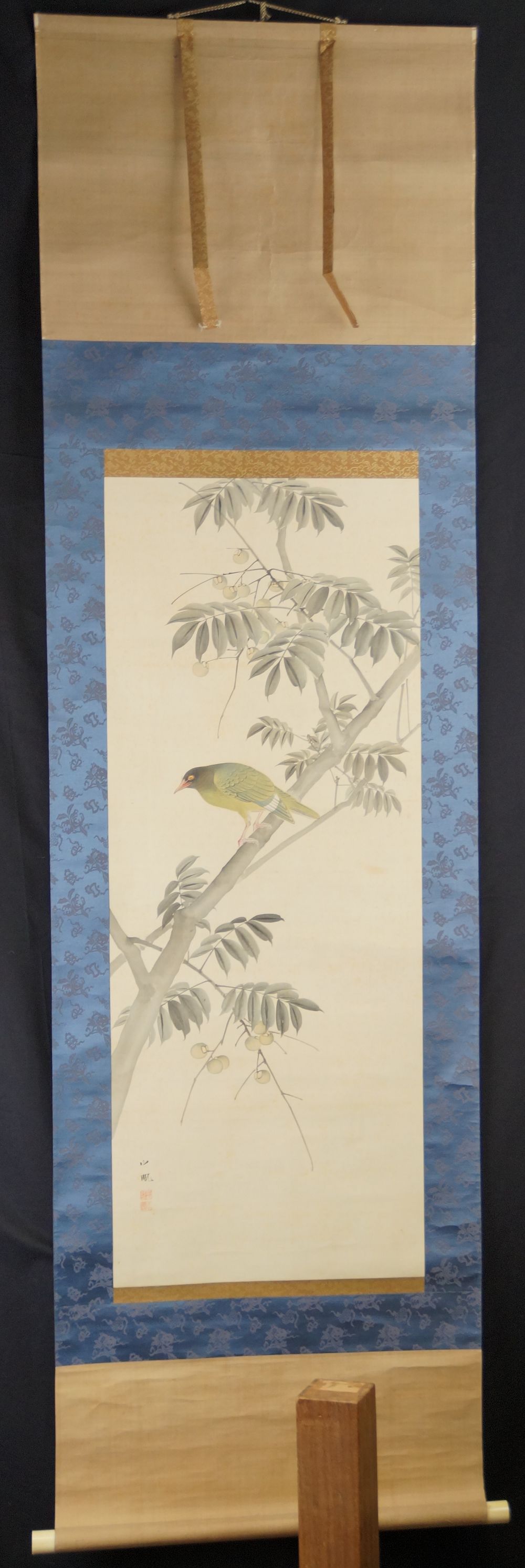Oiseau sur un arbre fruitier en tant que kakemono, vue d'ensemble avec montage bleue du rouleau suspendu