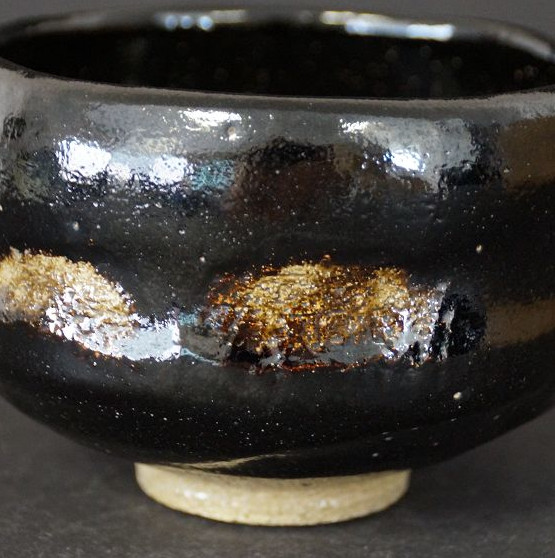 Chawan aus Raku-Keramik von Shoraku Sasaki mit schwarzer Glasur und zwei goldfarbenen Glasurflecken