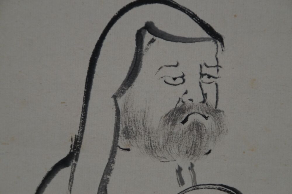 Otro primer plano de la cabeza de Bodhidharma en el rollo colgante Bodhidharma Directo al corazón