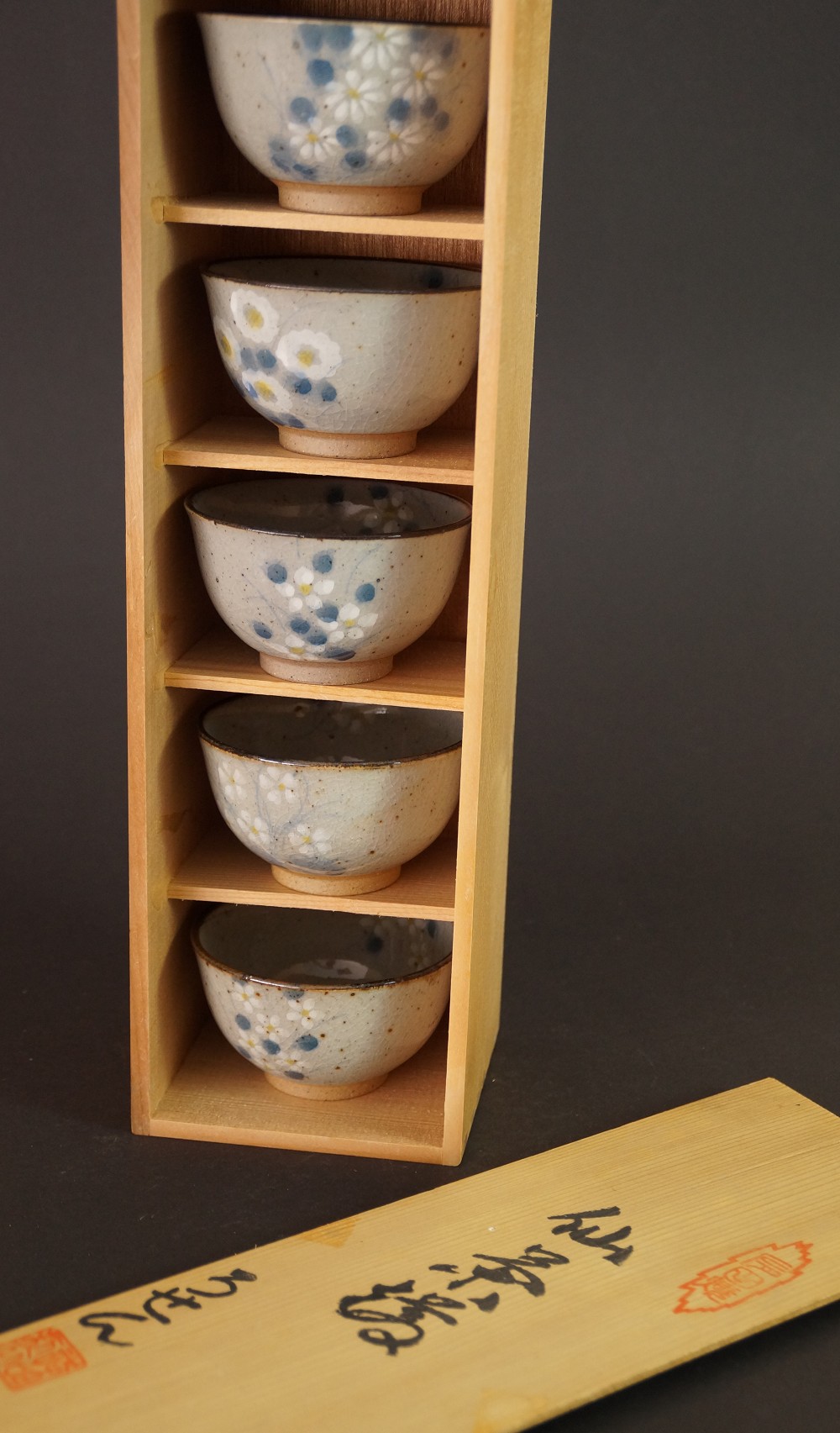 Set aus fuenf Teeschalen aus Arita-Porzellan Schalen in Aufbewahrungsbox
