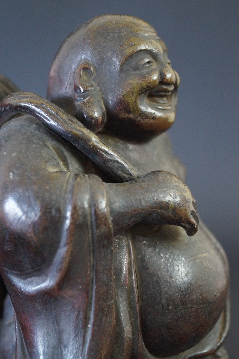 Hotei Figur aus Bizen Keramik Gesicht Nahaufnahme 1