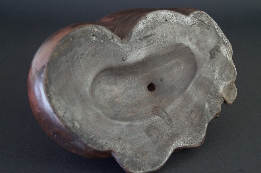 Hotei Figur aus Bizen Keramik Boden Nahaufnahme