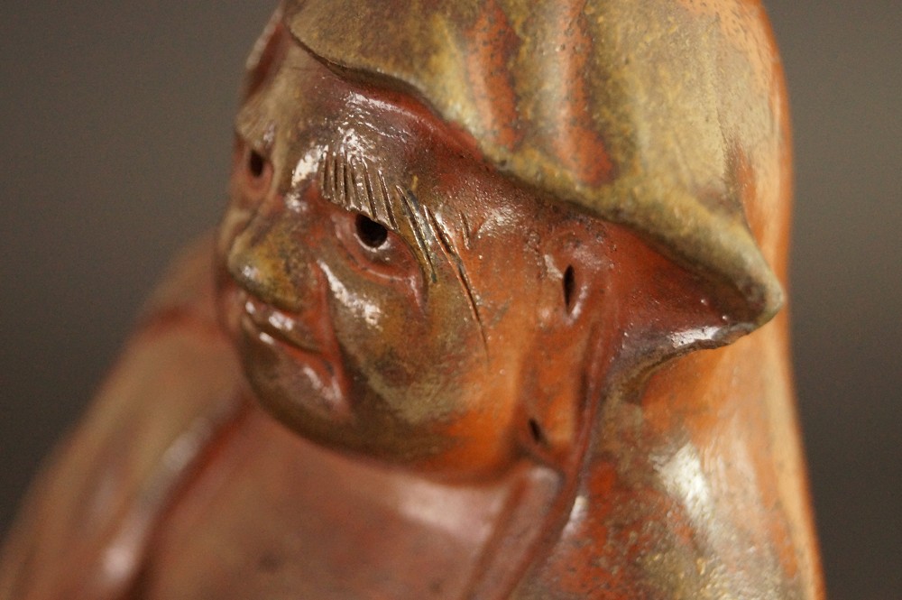Bodhidharma Daruma Figur aus Bizen Keramik Motiv Nahaufnahme 2 Gesicht