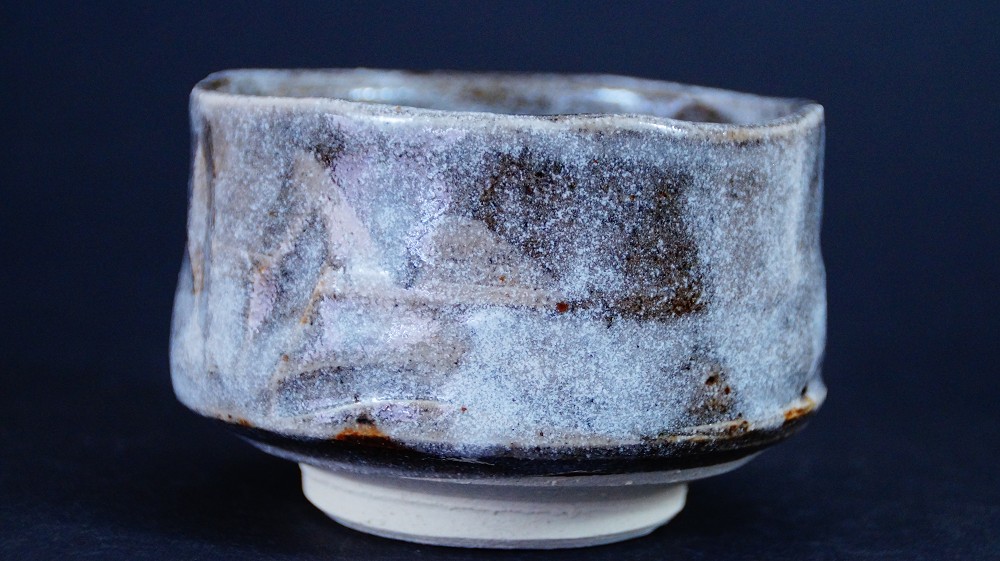 Chawan aus Shino-Keramik von Kazufumi Wada in der Frontalansicht mit graublauer Nezumi-Shino-Glasur