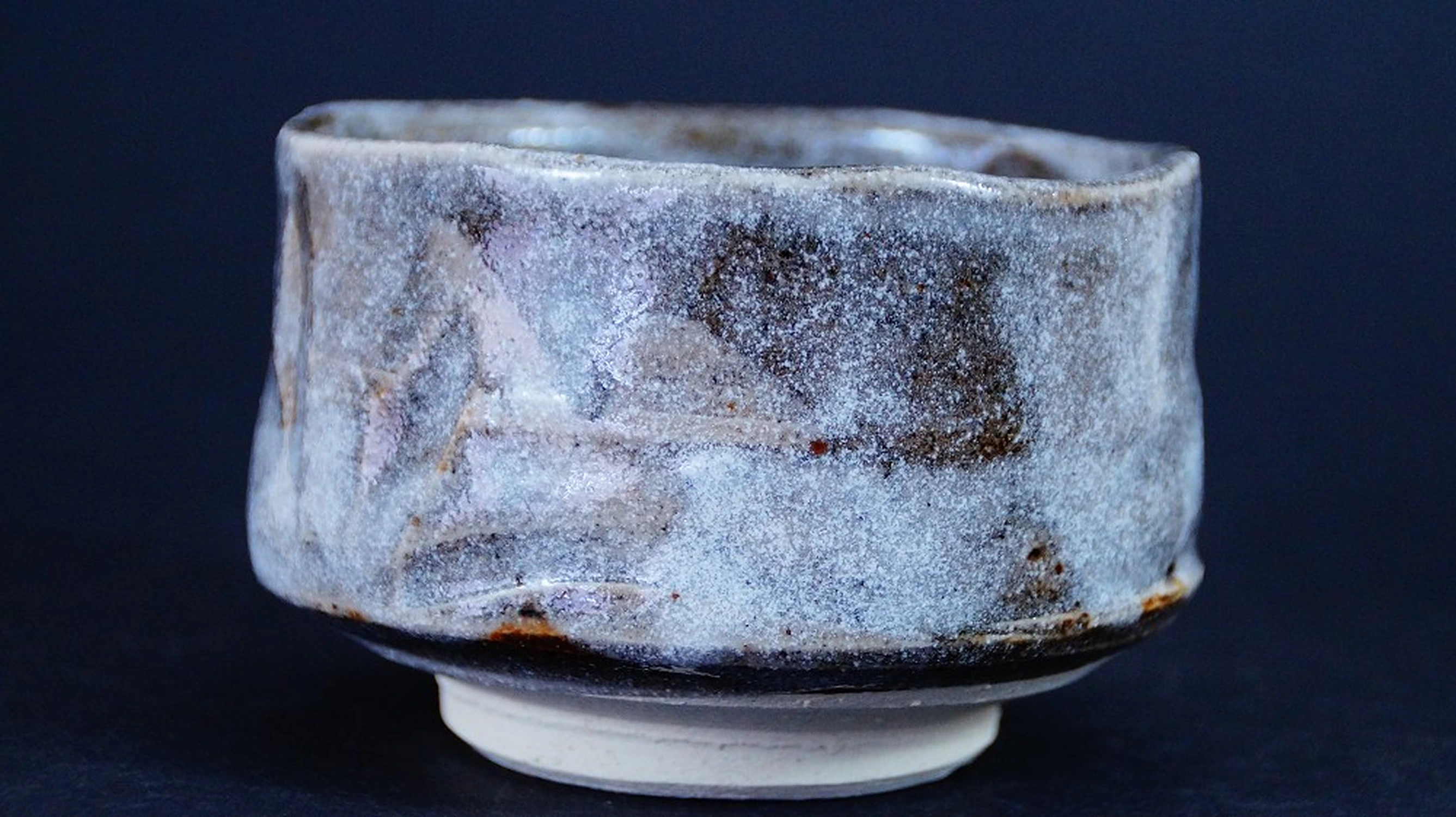 Chawan de cerámica Shino de Kazufumi Wada en vista frontal con esmalte Nezumi-Shino gris azulado