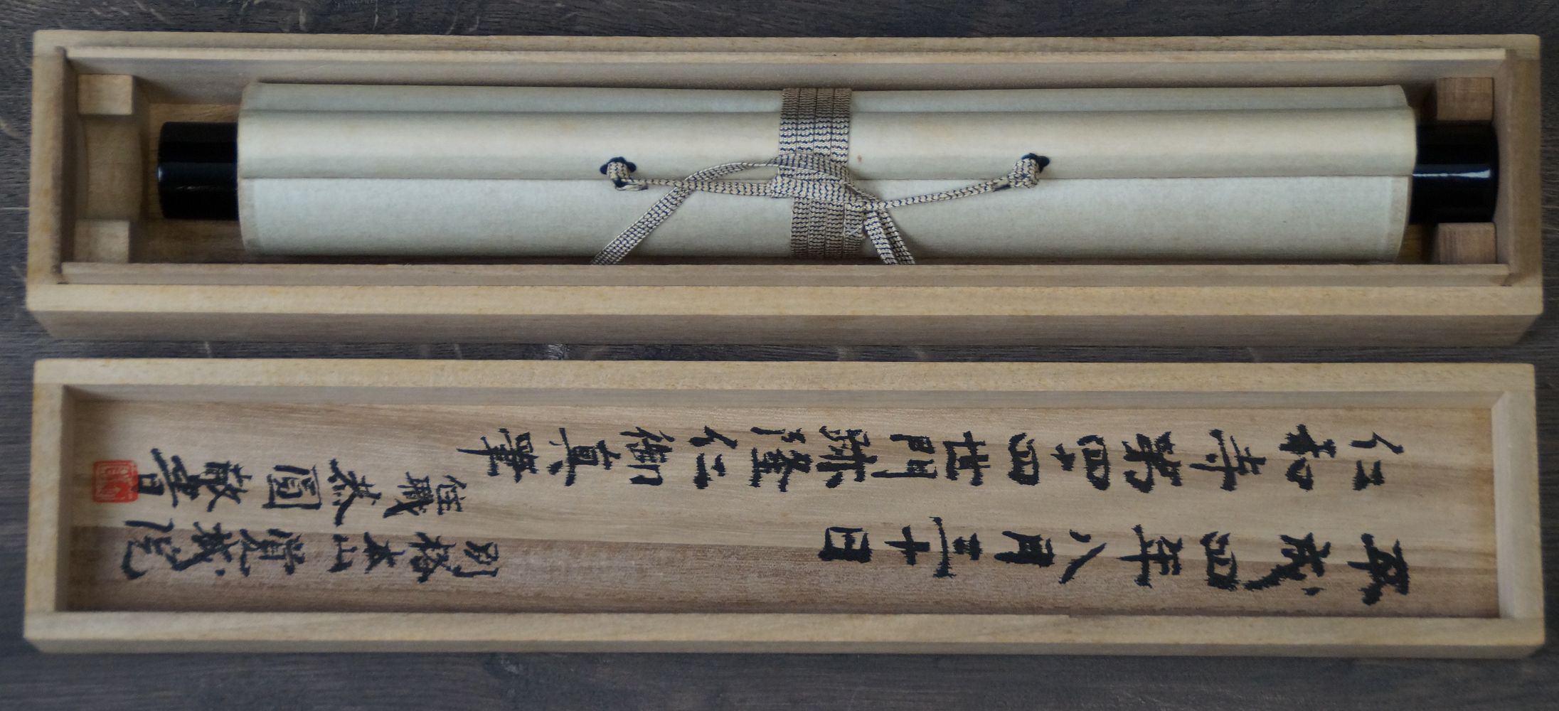 Kakemono roulé Calligraphie zen Mu Vacuité dans la boîte de conservation ouverte