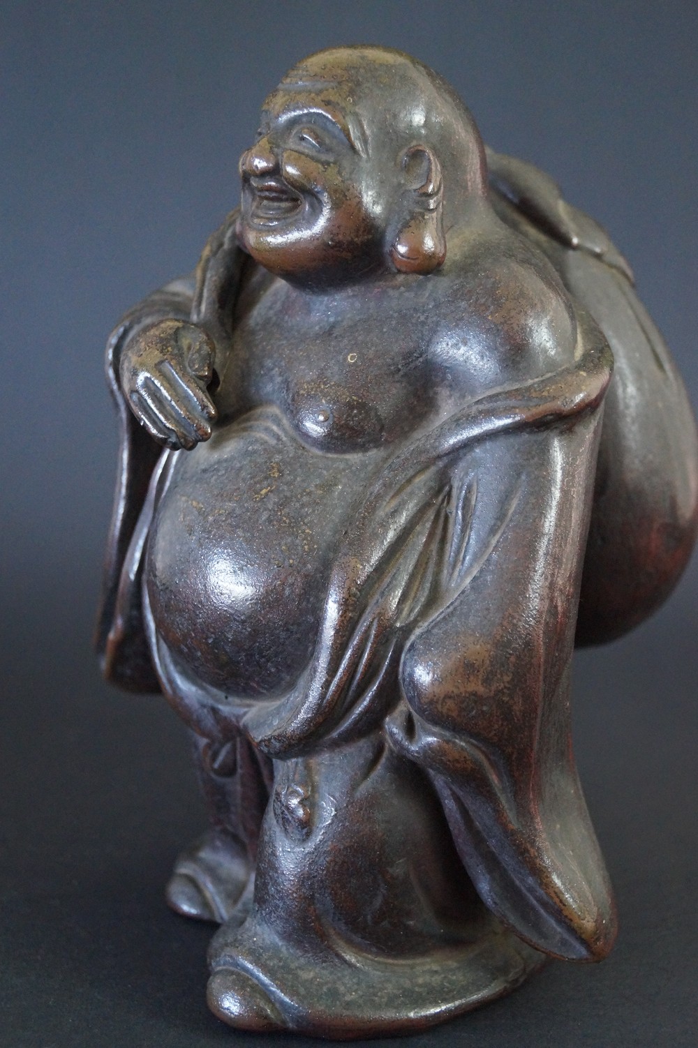 Hotei Figur aus Bizen Keramik Seitenansicht 1