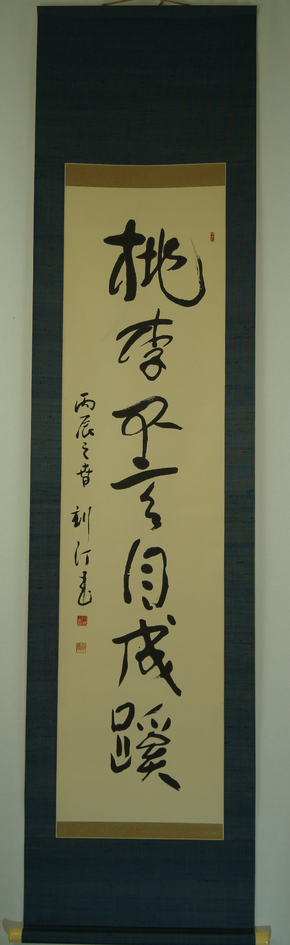 Kalligrafie Pfirsiche und Pflaumen Kakemono Gesamtansicht Rollbild