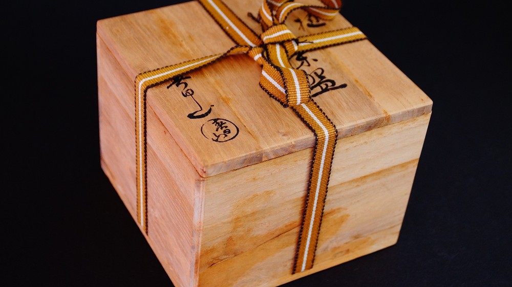 Verschlossene Aufbewahrungsbox aus Kiri-Holz mit Kordelverschnuerung und Tusche-Beschriftung Ohi Chawan