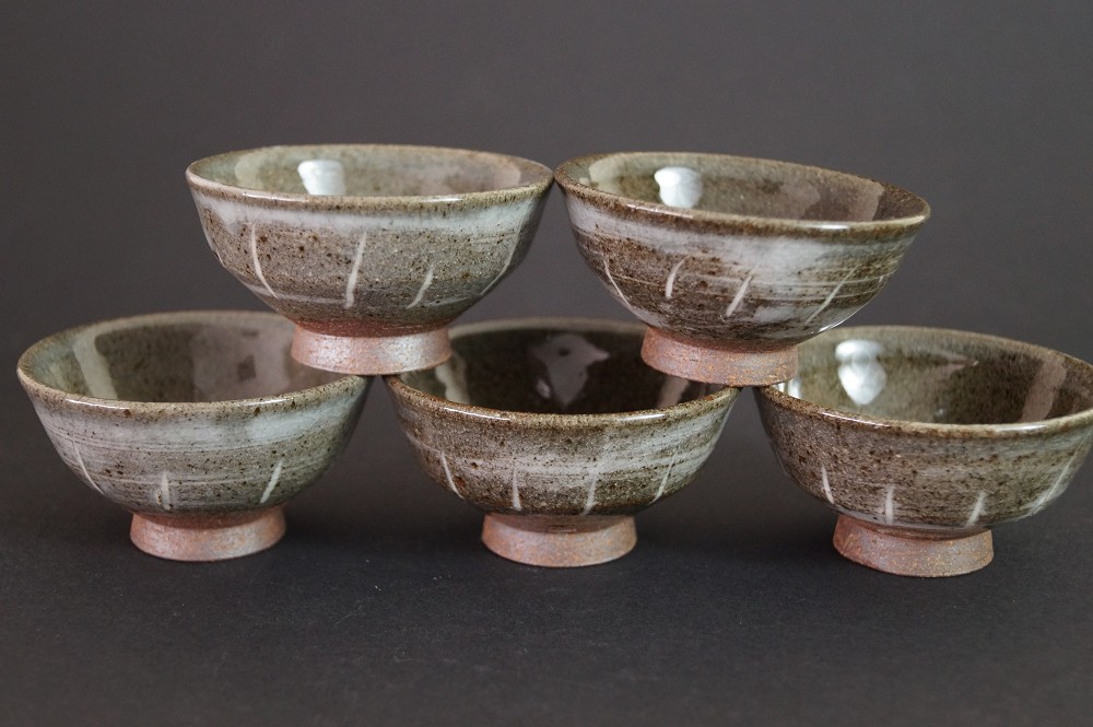 Set di coppe da sake di Morioka Kisaragi vista frontale con scatola di conservazione