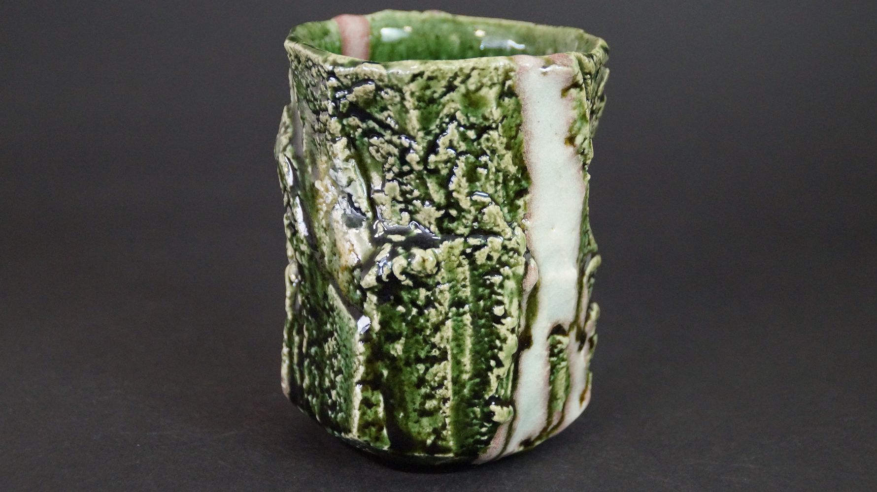 Weitere Ansicht der Yunomi Tee-Schale aus Oribe-Keramik von der Seite