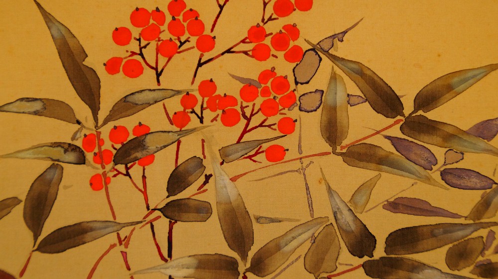 Nahaufnahme der roten Nandina-Beeren zwischen Bambusblaettern im Kakemono Naturstille von Mikami Kyokuho