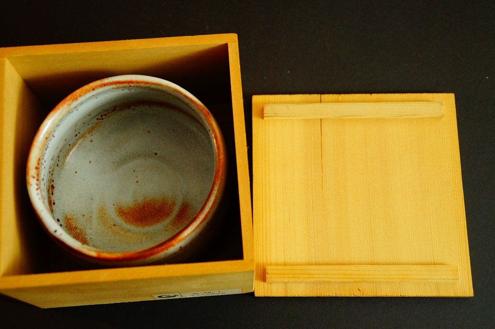 Chawan Teeschale aus Shino-Keramik von Seizan in Aufbewahrungsbox