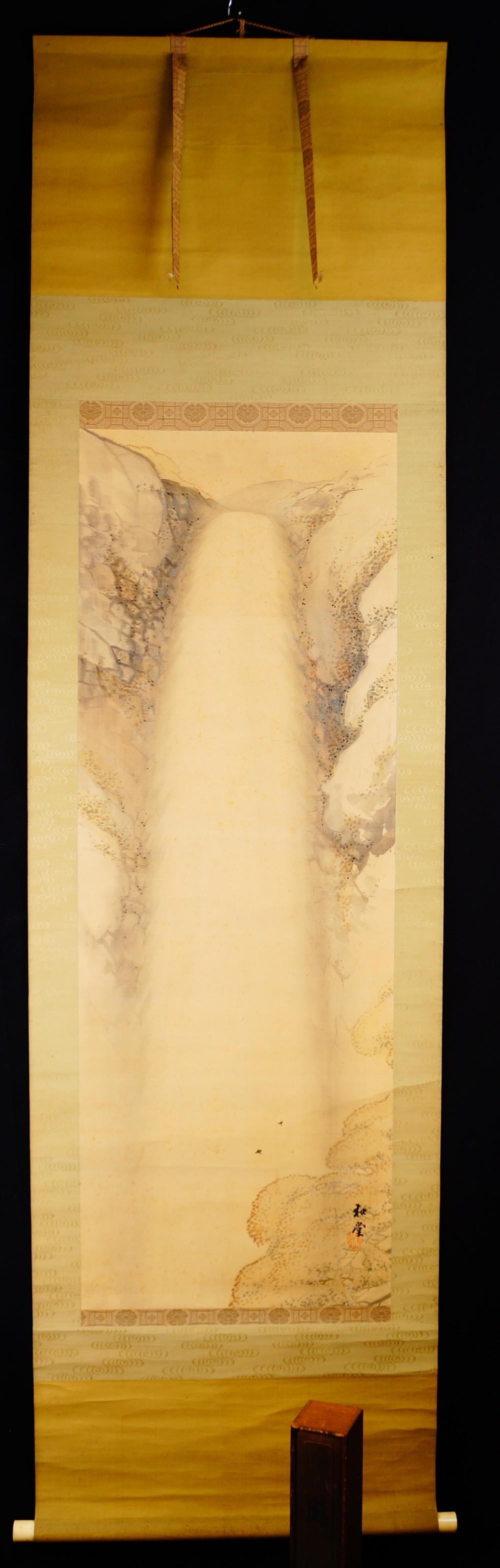Wasserfall im Gebirge als Kakemono von Nakagawa Wado in der Gesamtansicht mit gruen-goldener Randmontierung