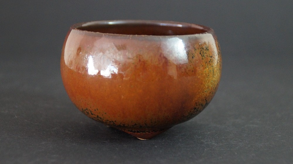 Weitere Seitenansicht des Chawan mit changierender brauner Tenmoku-Glasur von Kurokawa Seisetsu