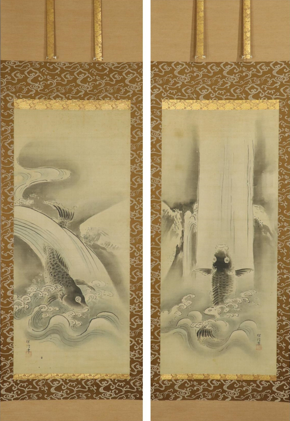 Dwa oprawione zwoje wiszące (kakemono) z karpiami koi w wodospadzie obok siebie zestaw widok z przodu 2