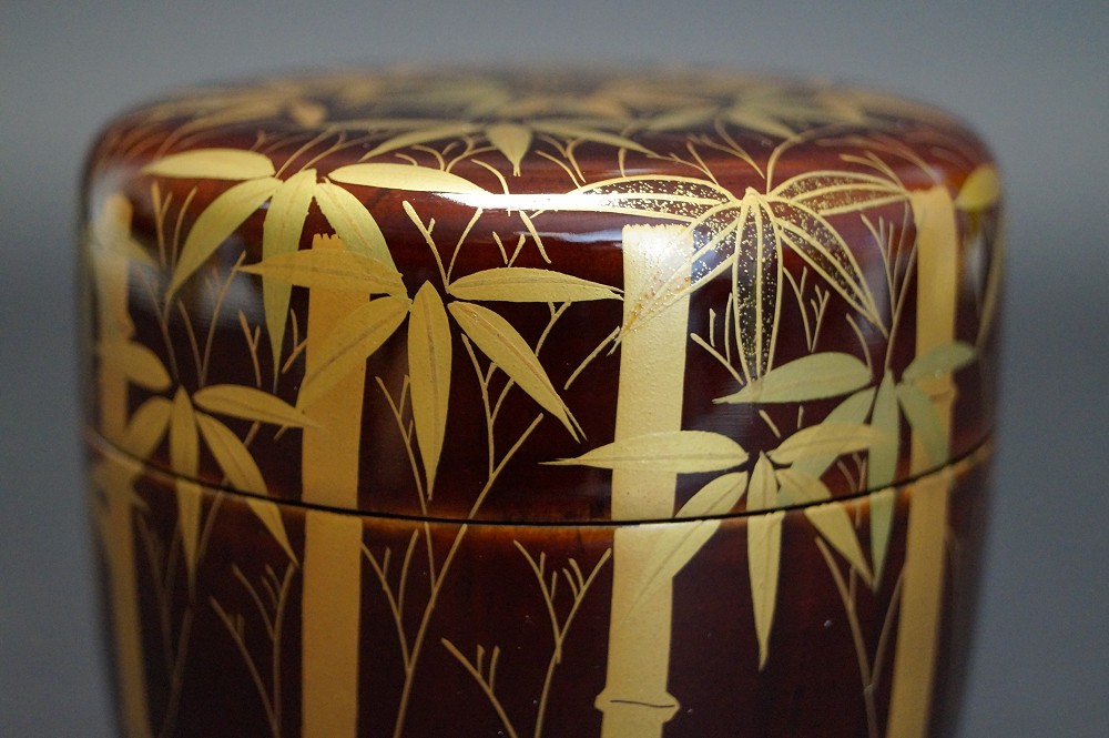 Makie O Natsume mit Bambusmotiv in Rotlack von Reiho Sasaki Motiv Nahaufnahme 2