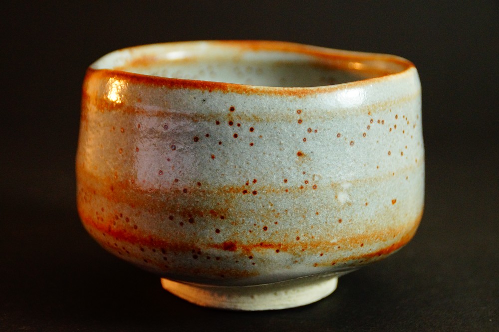 Chawan Teeschale aus Shino-Keramik von Seizan Seitenansicht 2