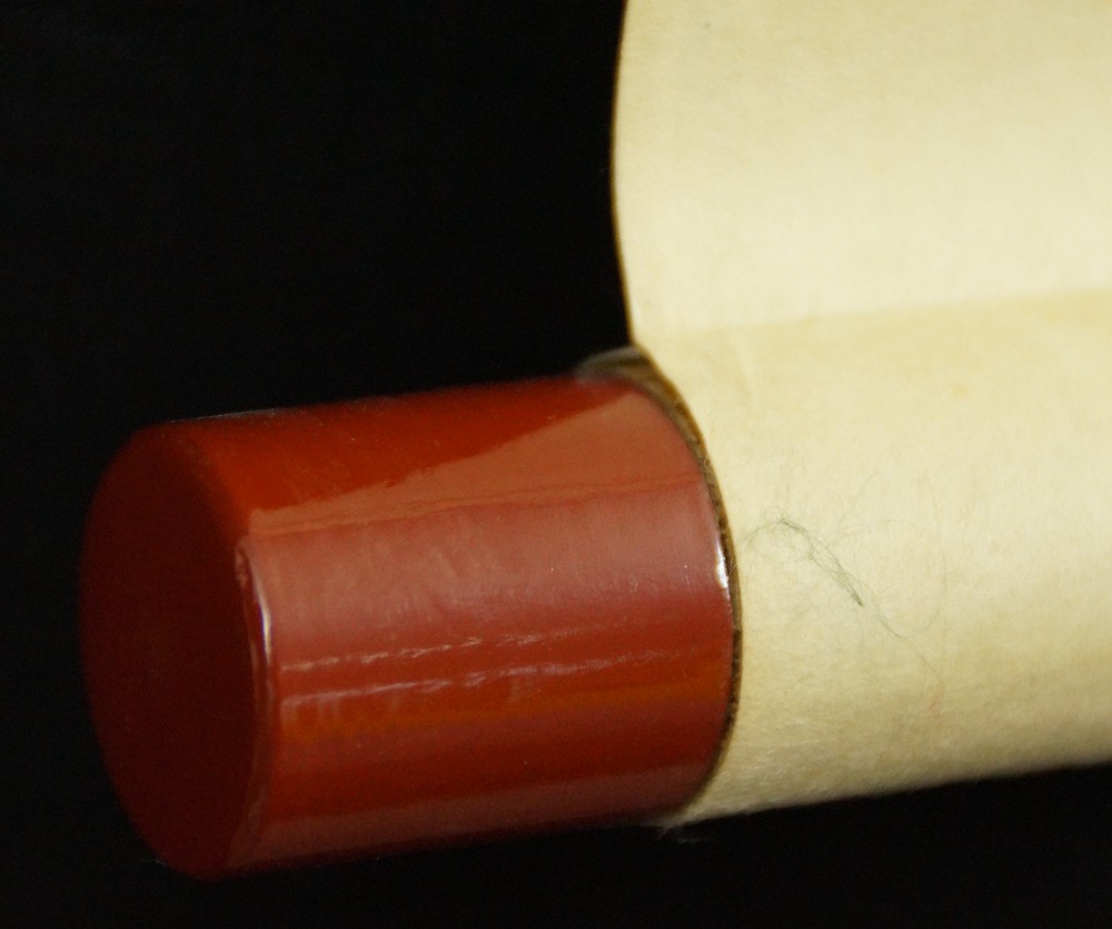 Primer plano del extremo del rollo lacado en rojo de la jikusaki