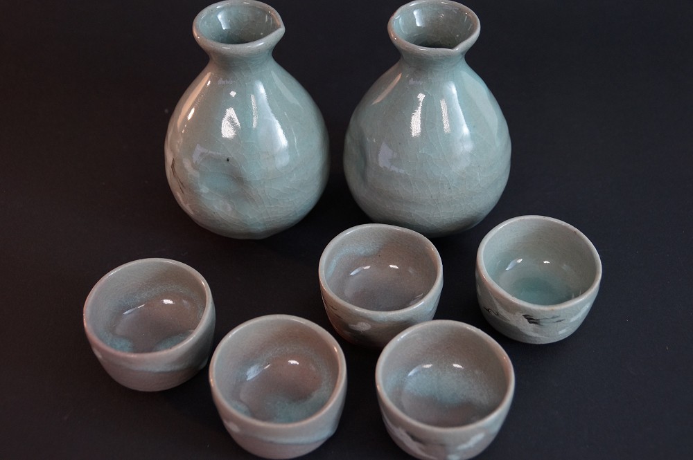 Rueckansicht des vollstaendigen Sets mit tuerkis-grauer craquelierter Glasur und Kranichmotiv