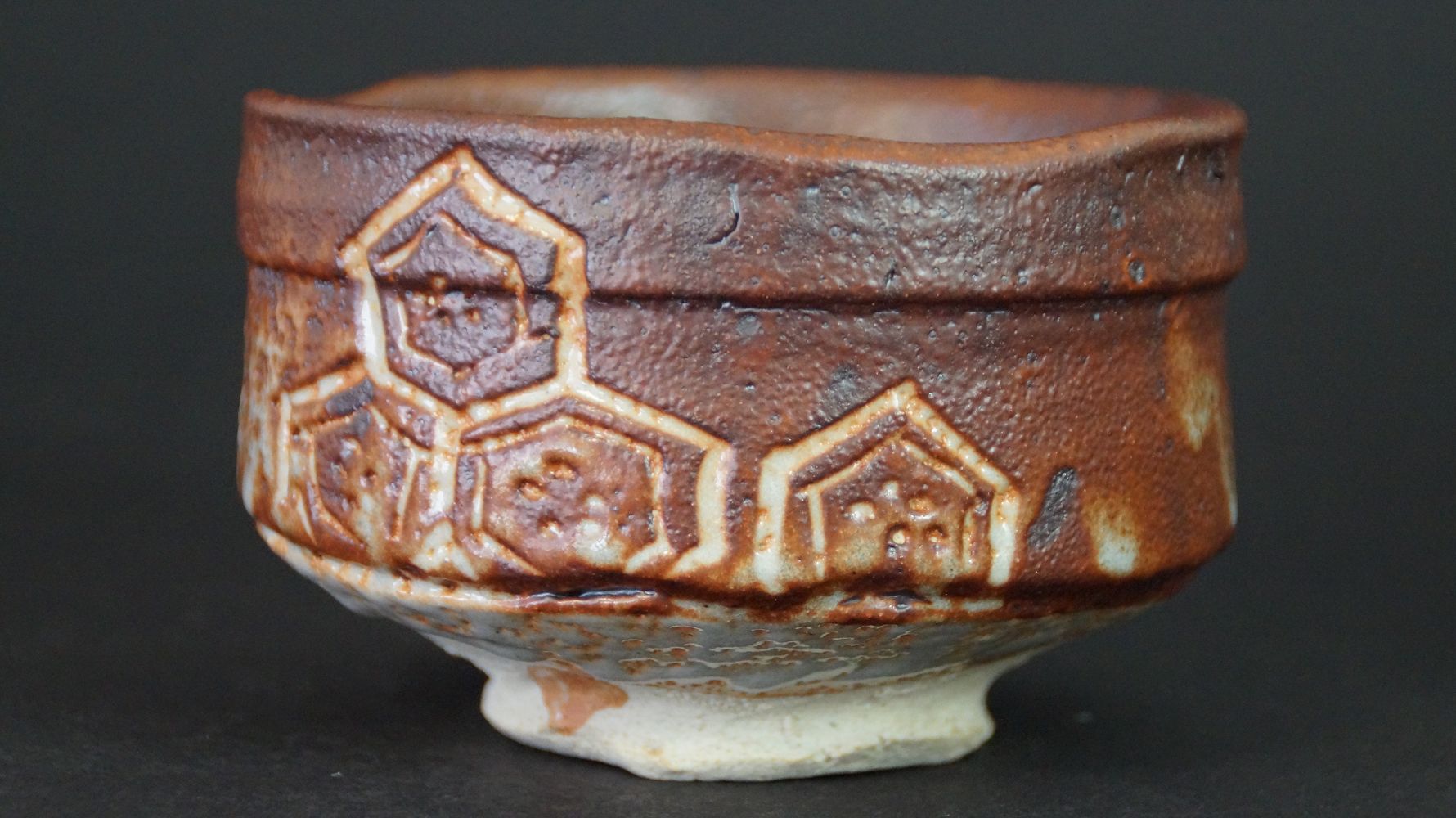 Weitere Ansicht der Chawan Teeschale aus Shino-Keramik mit rotbrauner Aka-Shino-Glasur
