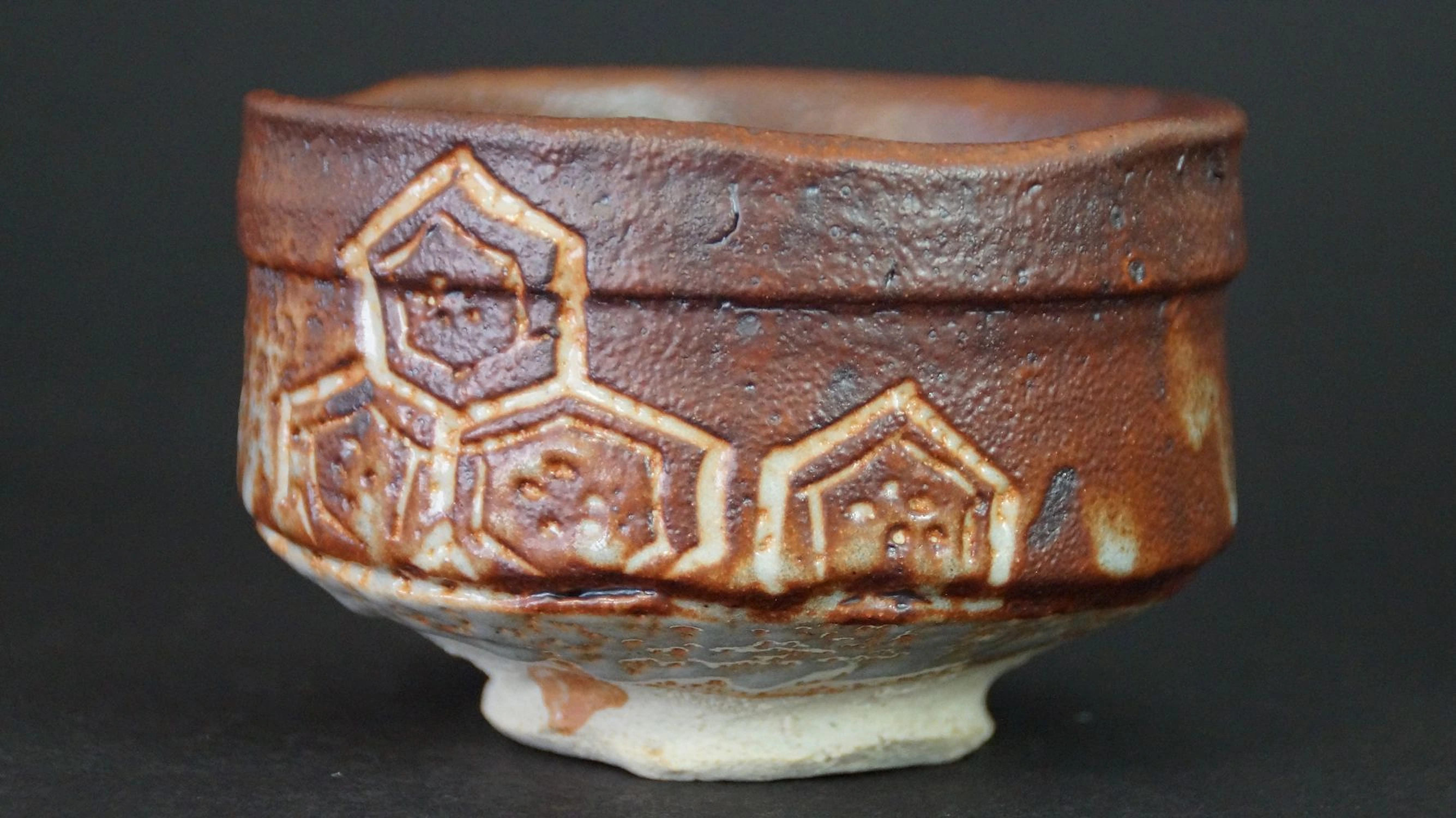 Autre vue du bol à thé Chawan en céramique Shino avec glaçure rouge-brun Aka-Shino
