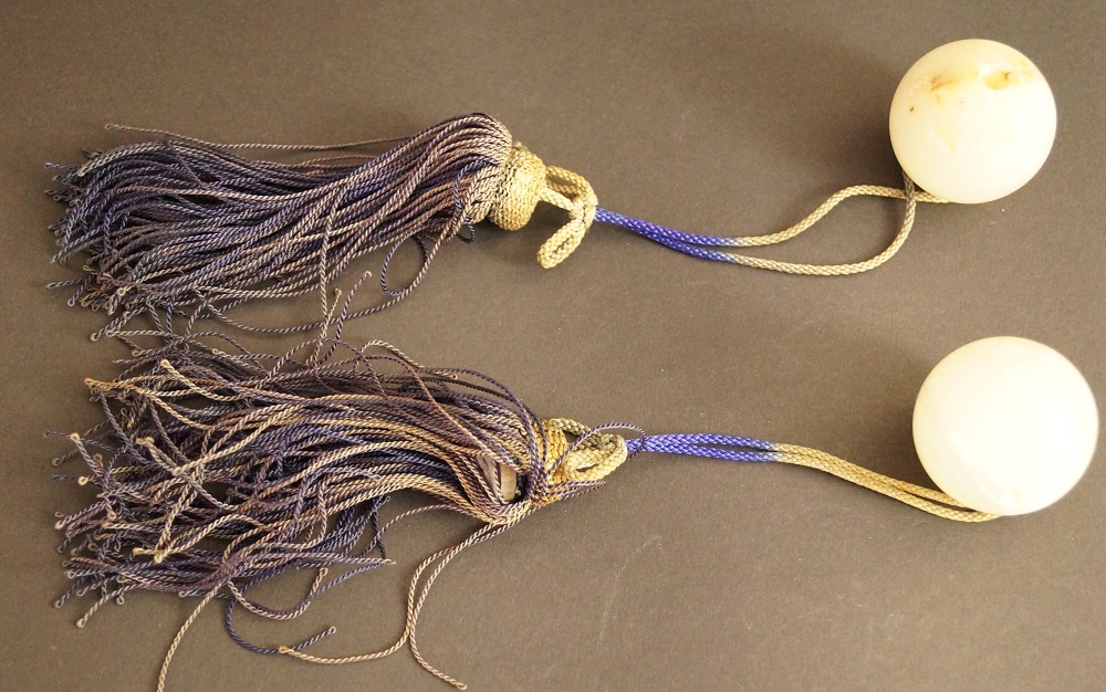 Due pesi decorativi fuchin con nappe viola-oro vista frontale del set 1