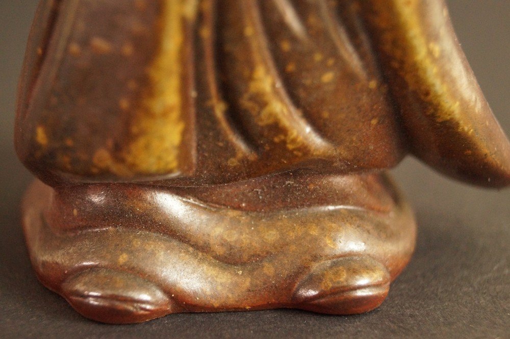 Kannon Figur aus Bizen Keramik von Shibaoka Tsukuru Nahaufnahme des Gewandsaums am Sockel Sockel Nahaufnahme