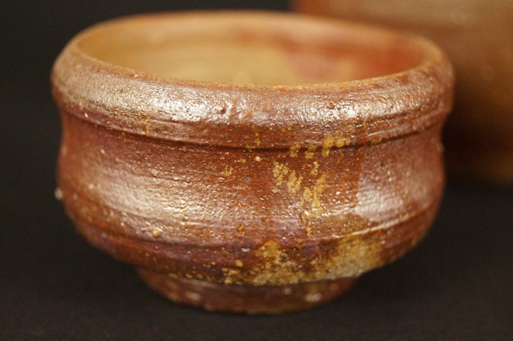 Bizen Tokkuri-Set mit 2 Guinomi Guinomi Frontalansicht