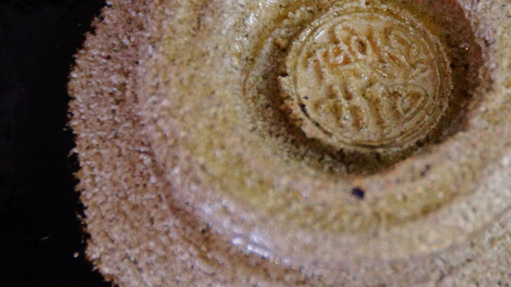 Chawan de cerámica Raku primer plano de la marca del alfarero