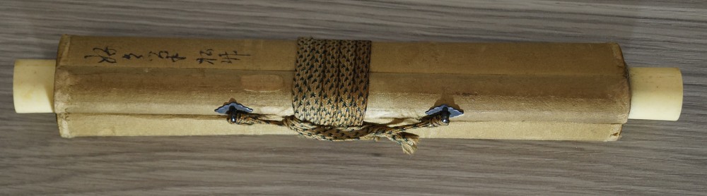 Kakemono Kiefer Zusammengerollt