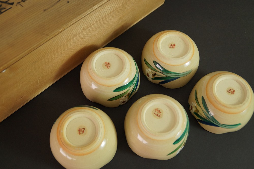 Set aus fuenf Teeschalen aus Kutani-Porzellan Boden Nahaufnahme